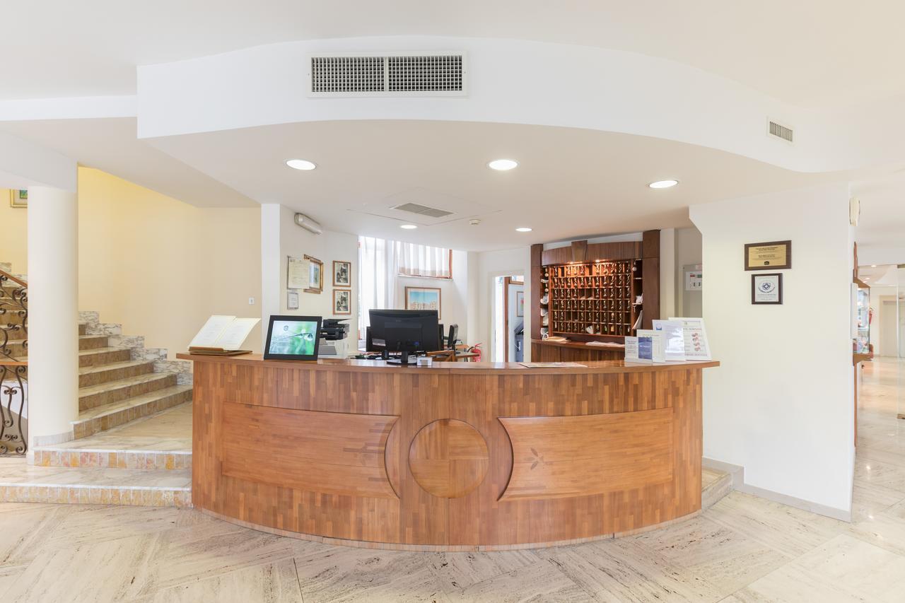 Hotel La Baia Bari Bagian luar foto